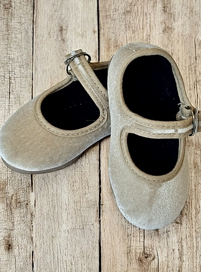 Merceditas de terciopelo Beige con hebilla japonesa