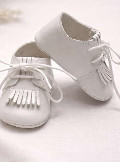 Mother-of-pearl leather children's shoe with fringe Mother-of-pearl leather children's shoe with fringe