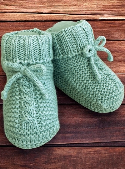 Patucos bebé verde empolvado colección Acuarela