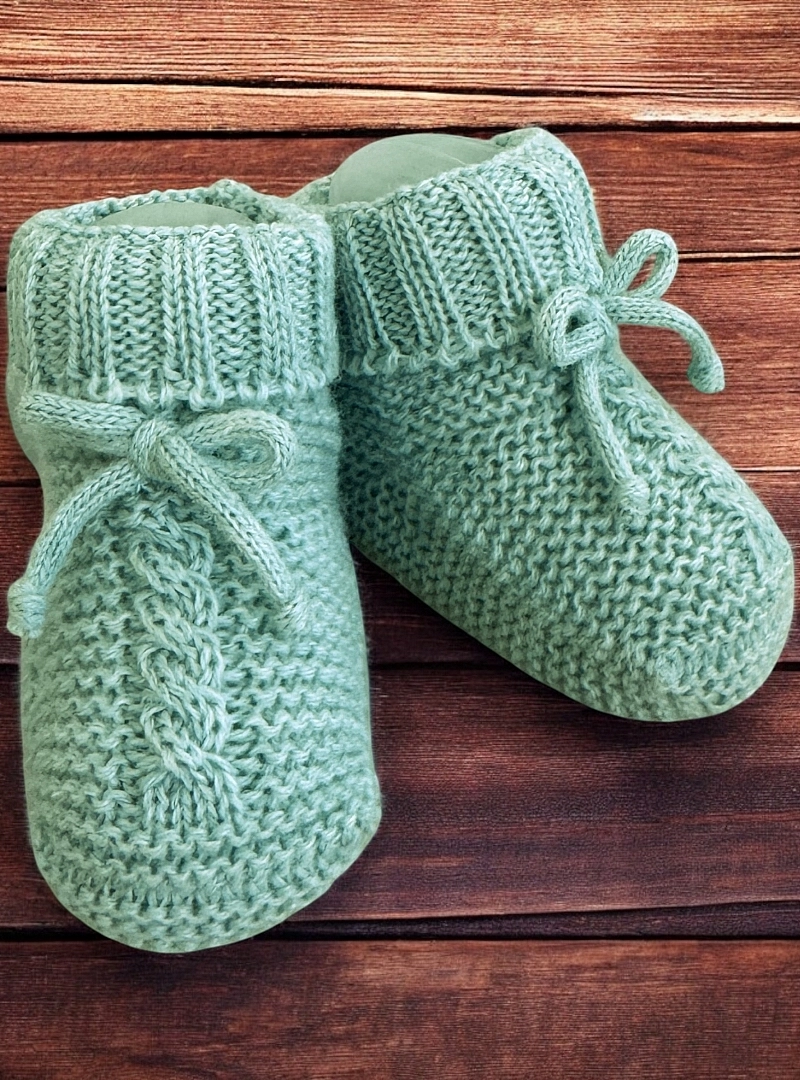 Patucos bebé verde empolvado colección Acuarela