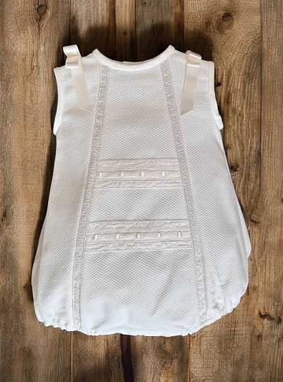 Pelele de piqué para niño color beige. Edición Limitada Pelele de piqué para niño color beige. Edición Limitada