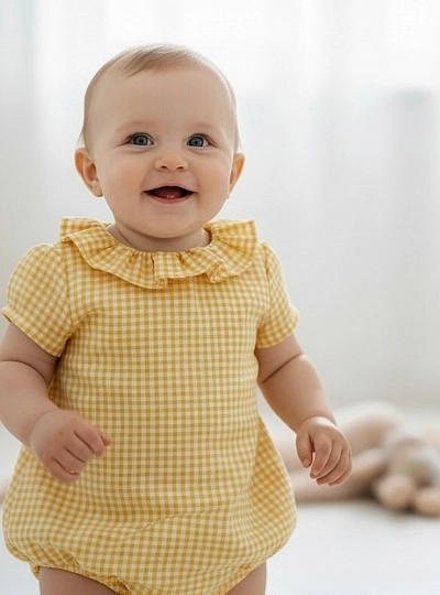 Pelele unisex con cuadro vichy caramelo. Pelele unisex con cuadro vichy caramelo.