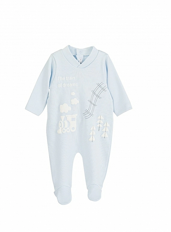 Pijama o pelele color azul con trenes y nubes. muy dulce