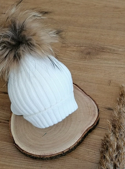 Ribbed hat with pompom in various colors