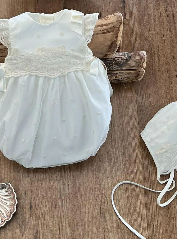 Romper and tulle bonnet set with embroidered bodoques