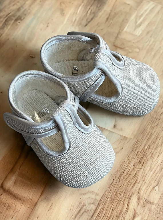 Sand-colored mother-of-pearl linen sandal for boy