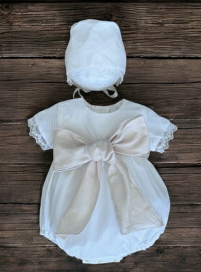 Sand-colored romper and bonnet with bow. Nido Collection. Sand-colored romper and bonnet with bow. Nido Collection.