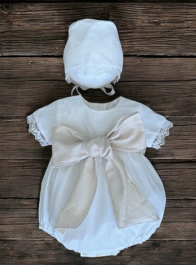Sand-colored romper and bonnet with bow. Nido Collection.