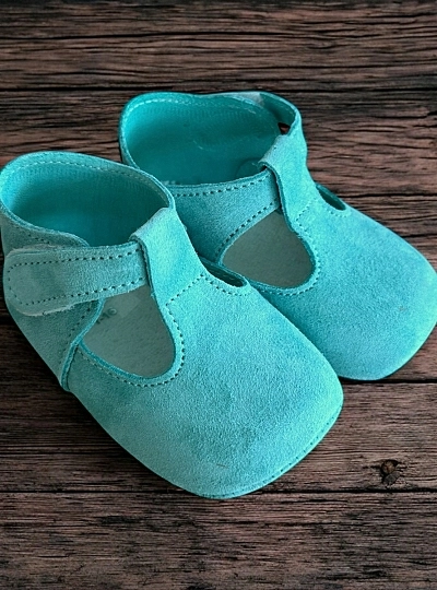 Sandalia para niño de ante verde agua