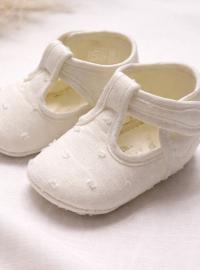 Sandalia para niño de plumeti color crudo Sandalia para niño de plumeti color crudo