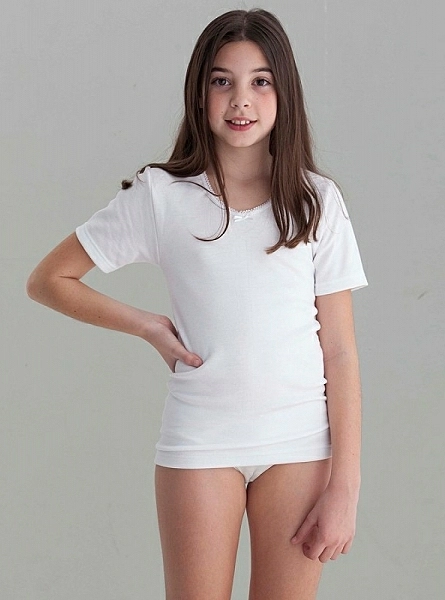 Short-sleeved undershirt for girl