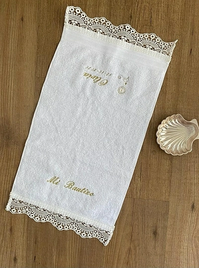 Toalla de bautizo en rizo blanco con puntillas. Personalizada