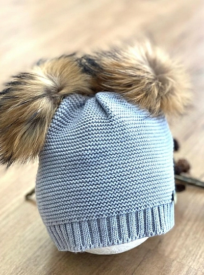 Unisex hat with two natural fur pompoms