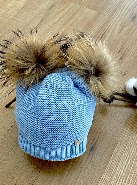 Unisex hat with two natural fur pompoms