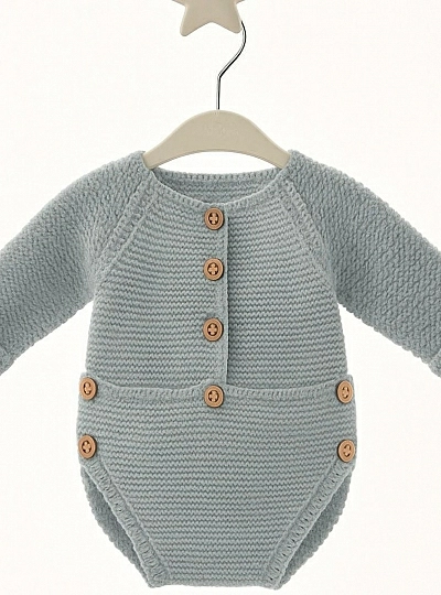 Unisex knitted romper with wooden buttons