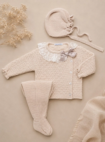 Unisex knitted set with bonnet and leggings in cream color for baby