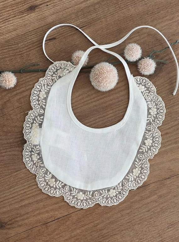 Unisex linen bib with chantilly Jazmin collection