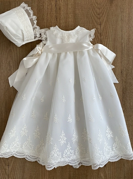 Unisex set of skirt and embroidered tulle hood. 3 and 6 months