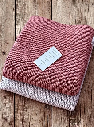 Unisex shawl made of merino wool. Two colors