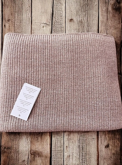 Unisex shawl made of merino wool. Two colors