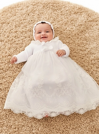 Unisex skirt and bonnet set. Off-white. Unisex skirt and bonnet set. Off-white.