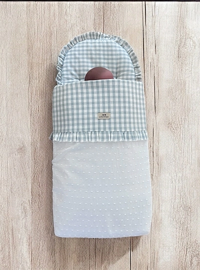 Universal carrycot bag in white plumeti with green gingham Universal carrycot bag in white plumeti with green gingham