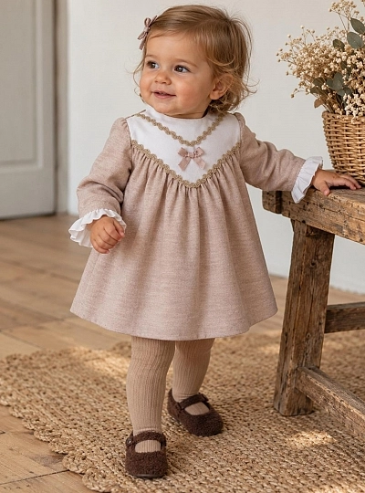 Vestido Bebé Niña Crudo y Arena con Lazo y Volantes Vestido Bebé Niña Crudo y Arena con Lazo y Volantes