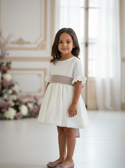 Vestido de bambula crudo con manga francesa. Lazo en dos colores