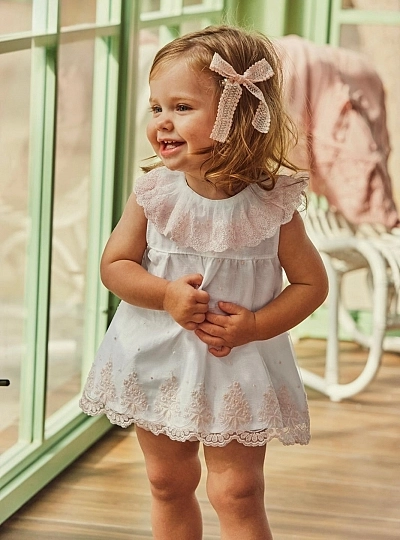 Vestido de lino con tul rosa. Vestido de lino con tul rosa.