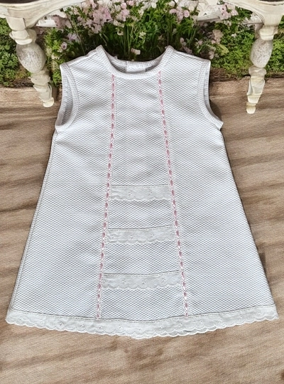 White and pink piqué dressing gown for girls. One size fits most. White and pink piqué dressing gown for girls. One size fits most.