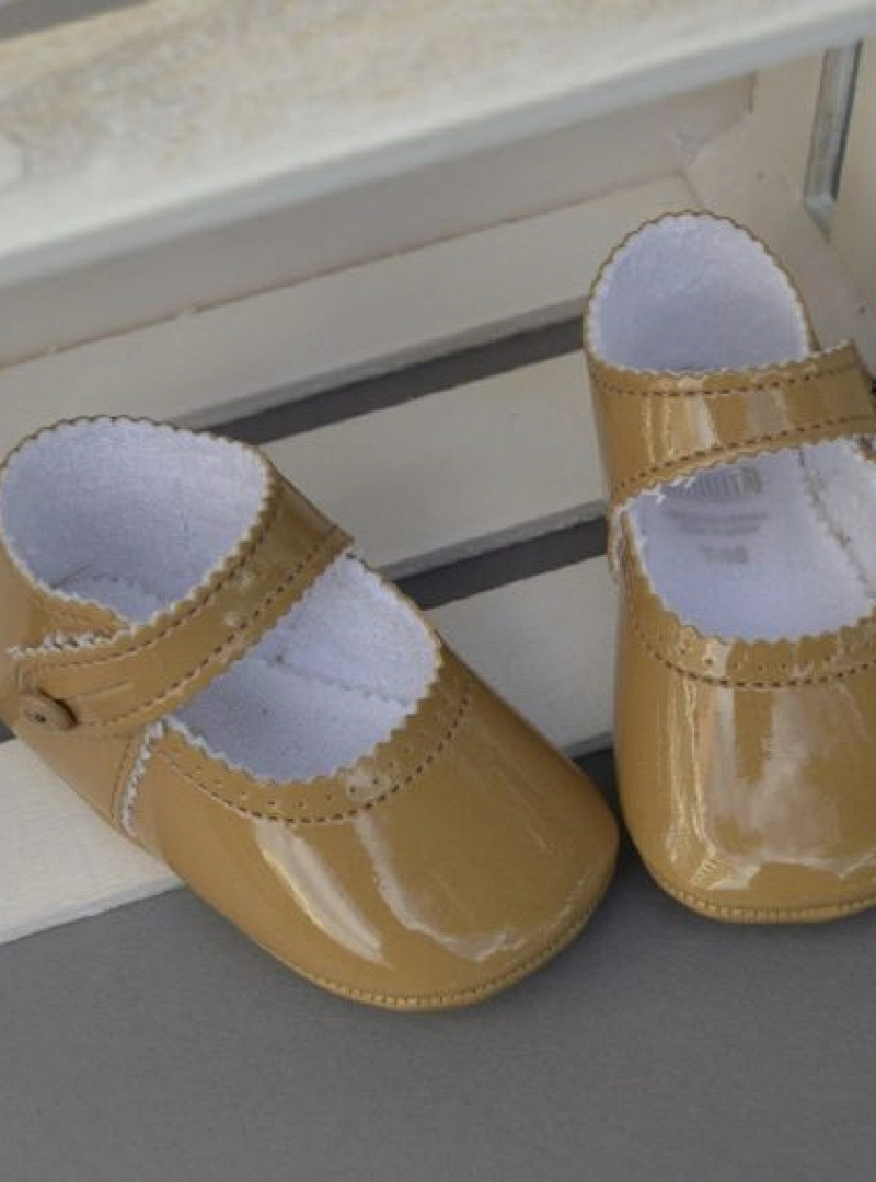 Zapatito para niña de charol camel.