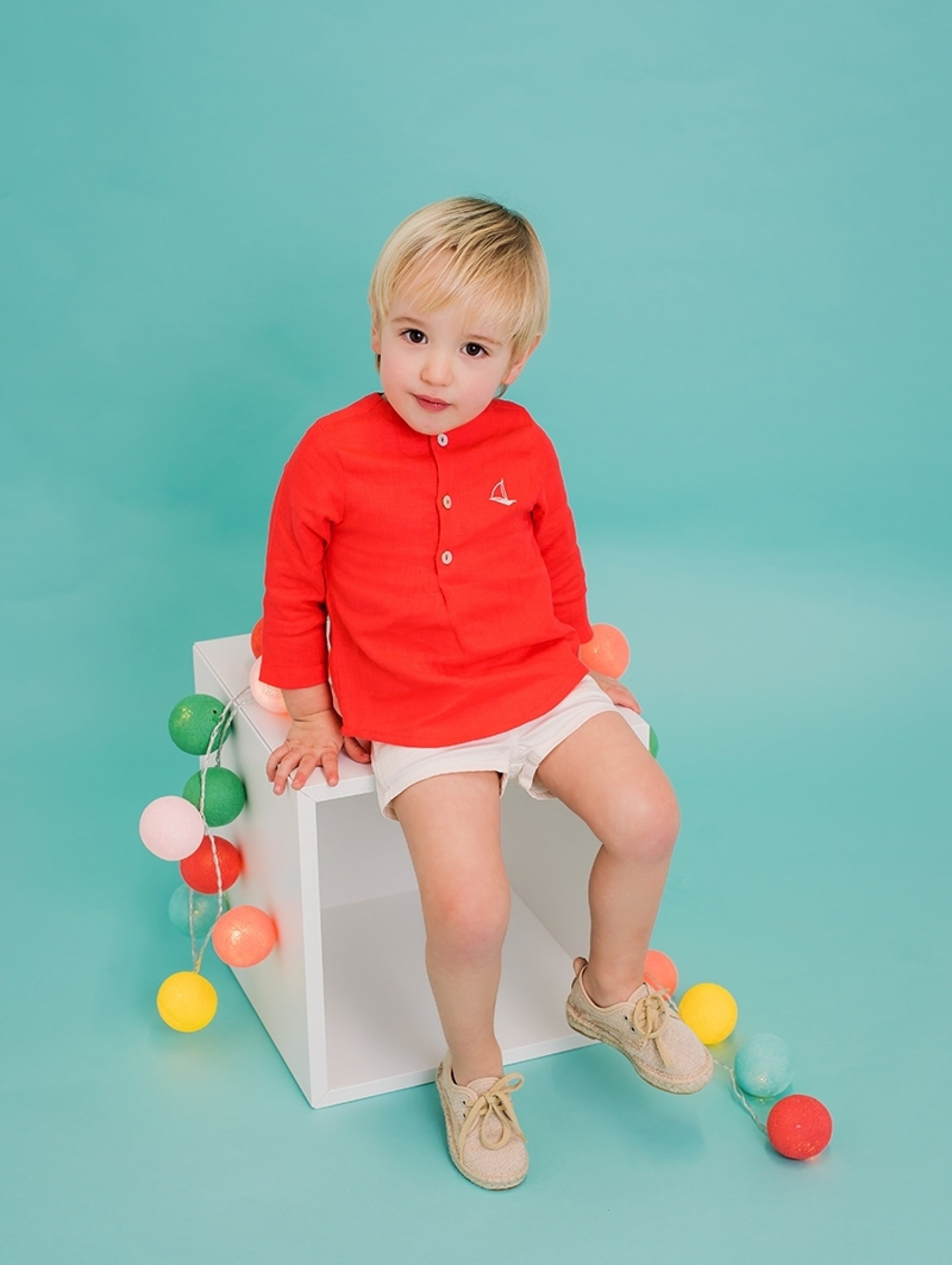 niño camisa y pantalon corto. Foque Primer Bebé