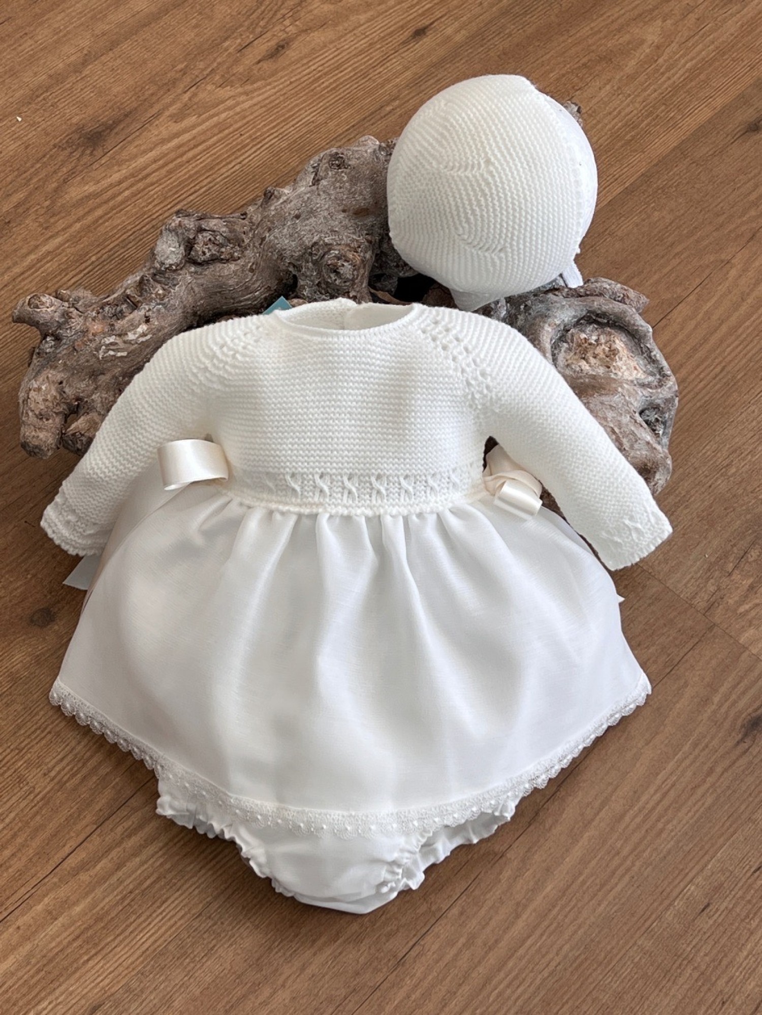 Conjunto tres piezas de bautizo para niña. Colección Lula | Primer Bebé Conjunto tres piezas de bautizo para niña. Colección Lula | Primer Bebé