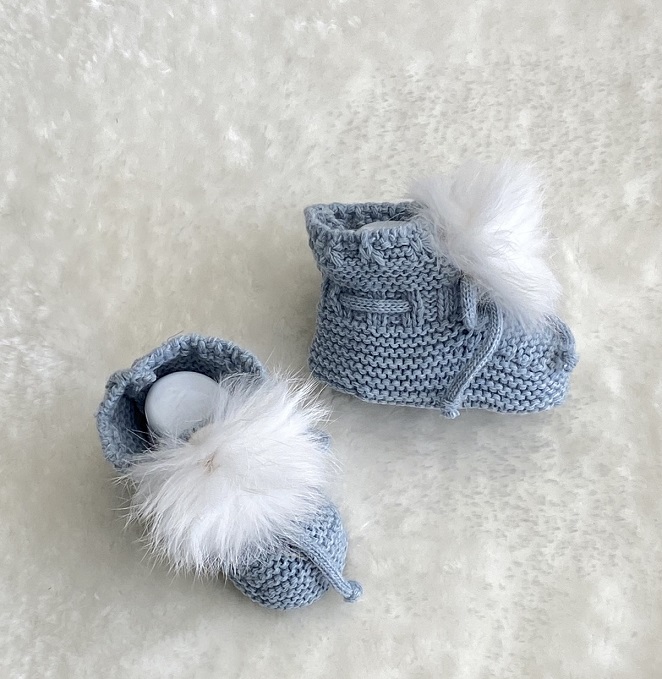 Patucos de punto gordito con pompón de pelo natural Primer Bebé