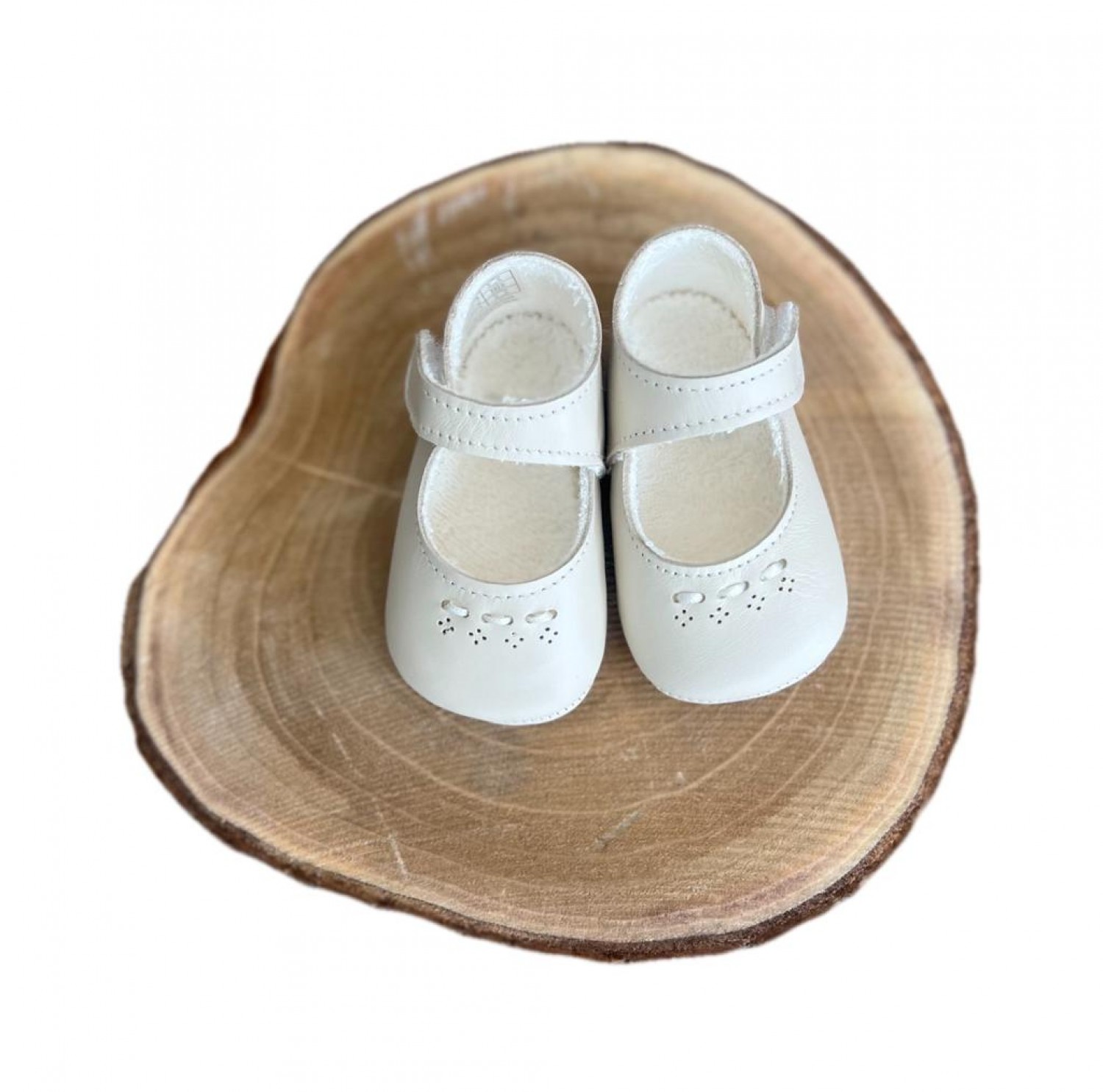 Zapatito para niña en piel beige con labrado | Primer Bebé